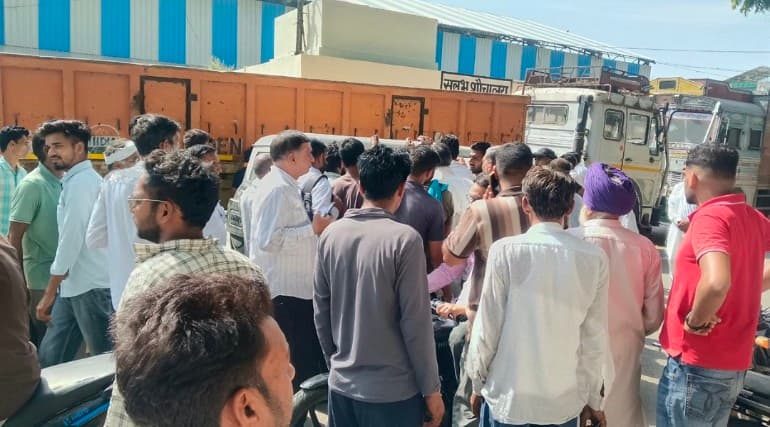 Sirsa news : चोपटा में किसान ने चोपटा भादरा रोड को जाम किया