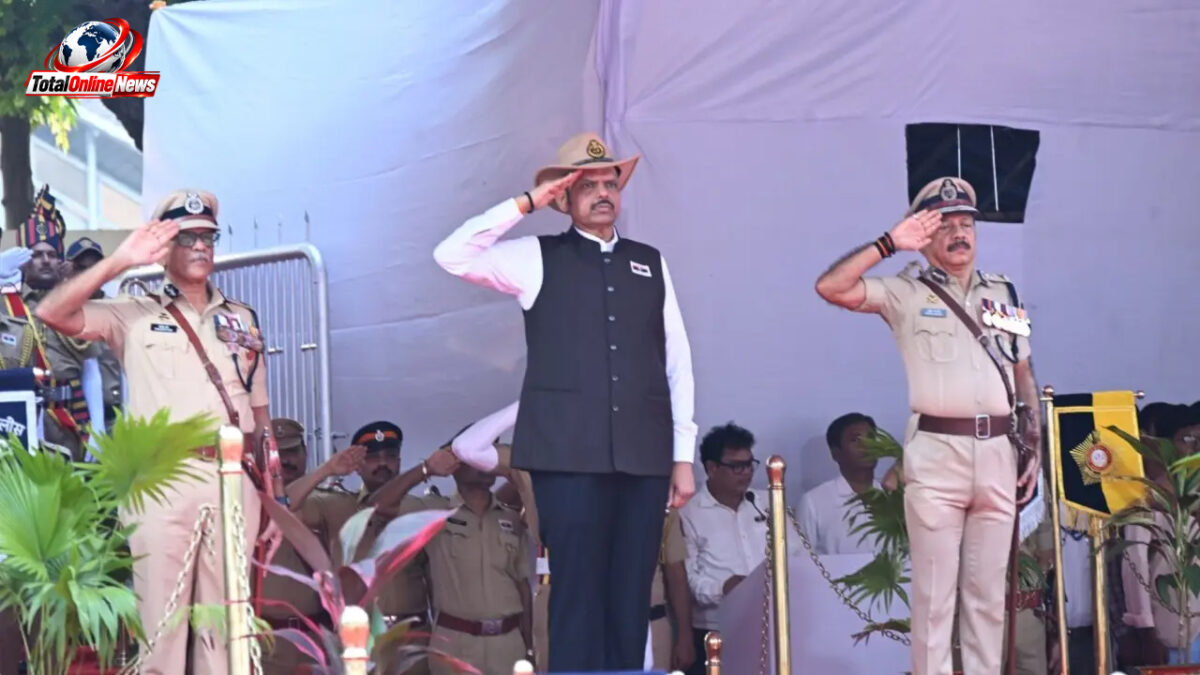 महाराष्ट्र: CM देवेंद्र फडणवीस ने 154 शहीद पुलिसकर्मियों को दी श्रद्धांजलि, बलिदान को किया नमन