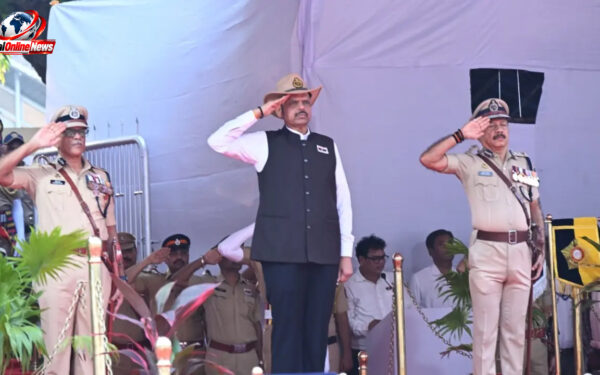 महाराष्ट्र: CM देवेंद्र फडणवीस ने 154 शहीद पुलिसकर्मियों को दी श्रद्धांजलि, बलिदान को किया नमन