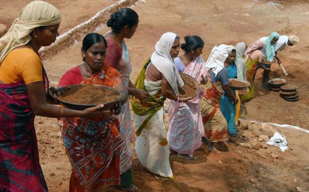 मनरेगा मजदूरी दर बदली तो गांव के परिवार की कमाई कितनी बदल जाएगी
