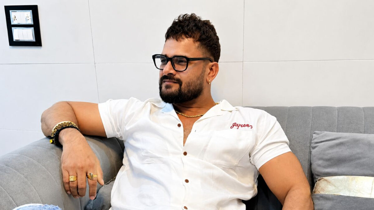 Khesari Lal Yadav के मुंह पर किसने मारी चप्पल? बीच में रोकना पड़ा गाना