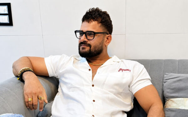 Khesari Lal Yadav के मुंह पर किसने मारी चप्पल? बीच में रोकना पड़ा गाना