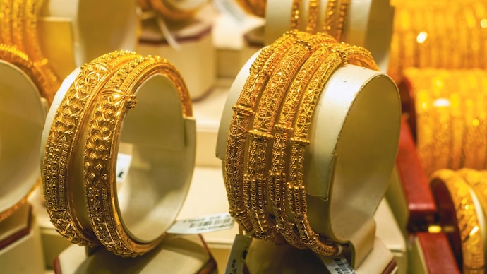 Gold Price Today 26 October 2026: सोने की कीमतों में गिरावट जारी, खरीदने से पहले जानें देशभर में 18K, 22K और 24K गोल्ड के ताजा रेट्स