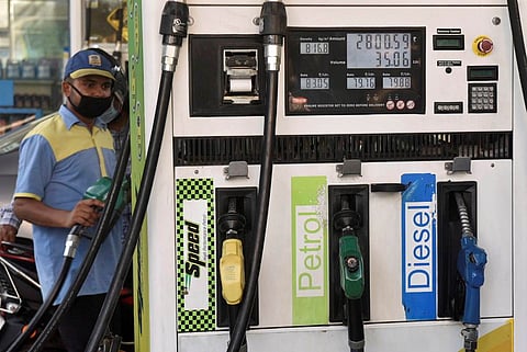 Petrol Diesel Price Today: कहीं राहत तो कहीं जेब पर बोझ, दिल्ली, मुंबई कोलकाता , जानें आज के फ्यूल रेट